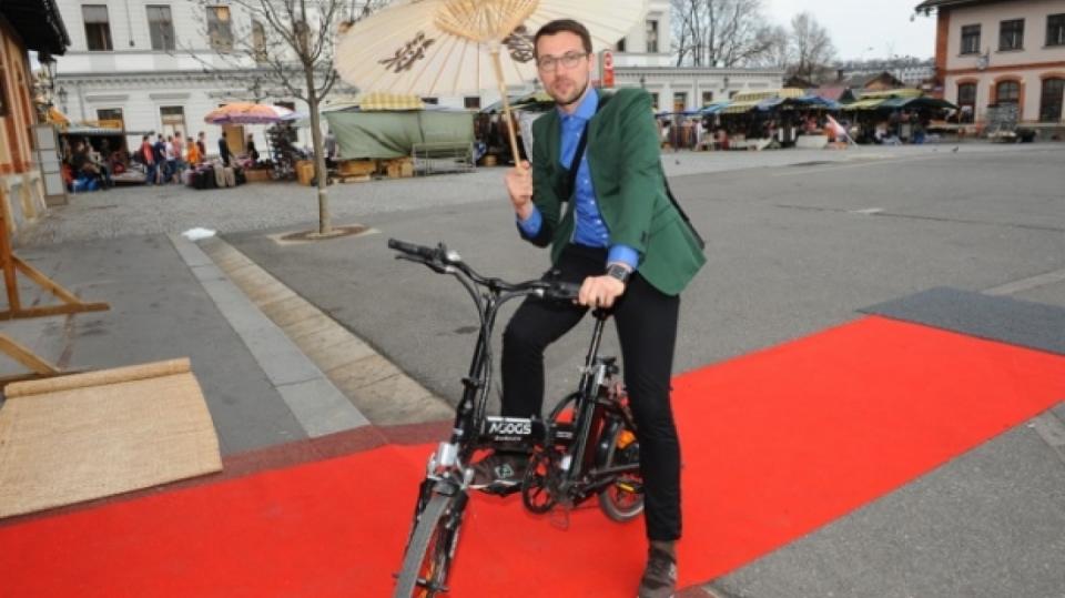 Herec jezdí na elektrokole už několik let